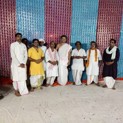 thumb_81123_1_With Sri Sri Sharadgosvamiji.jpg